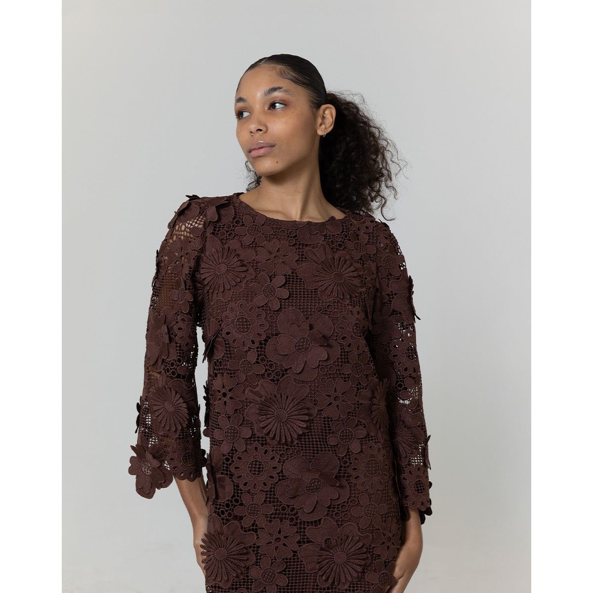 Vestido Curto Guipir 3D Flores Marrom Cumin