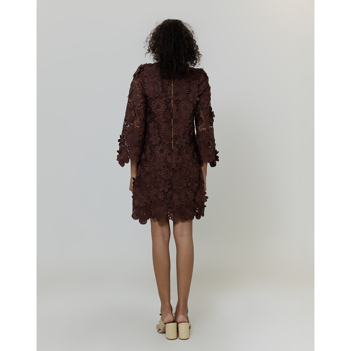 Vestido Curto Guipir 3D Flores Marrom Cumin